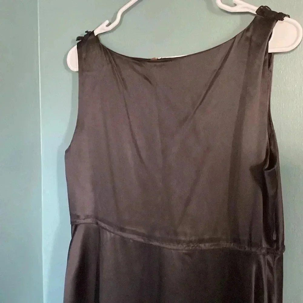 Tahari black silk vneck empire waist dress size 8